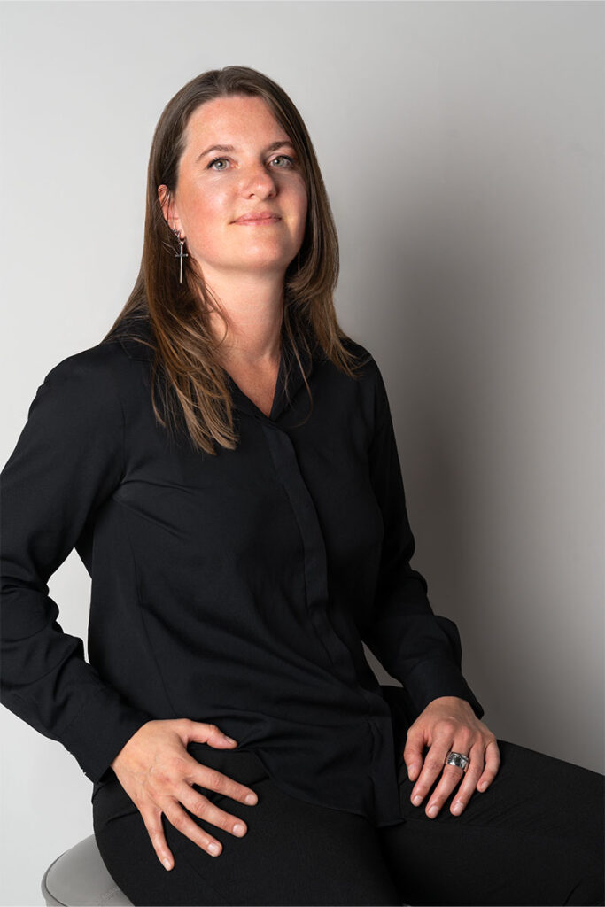 Janine Bitzigeio_Silberschmuck_Silber Kreuz Ohrringe_großer Silberring_Brauksiepe Goldschmiedemanufaktur_Juwelier Essen
