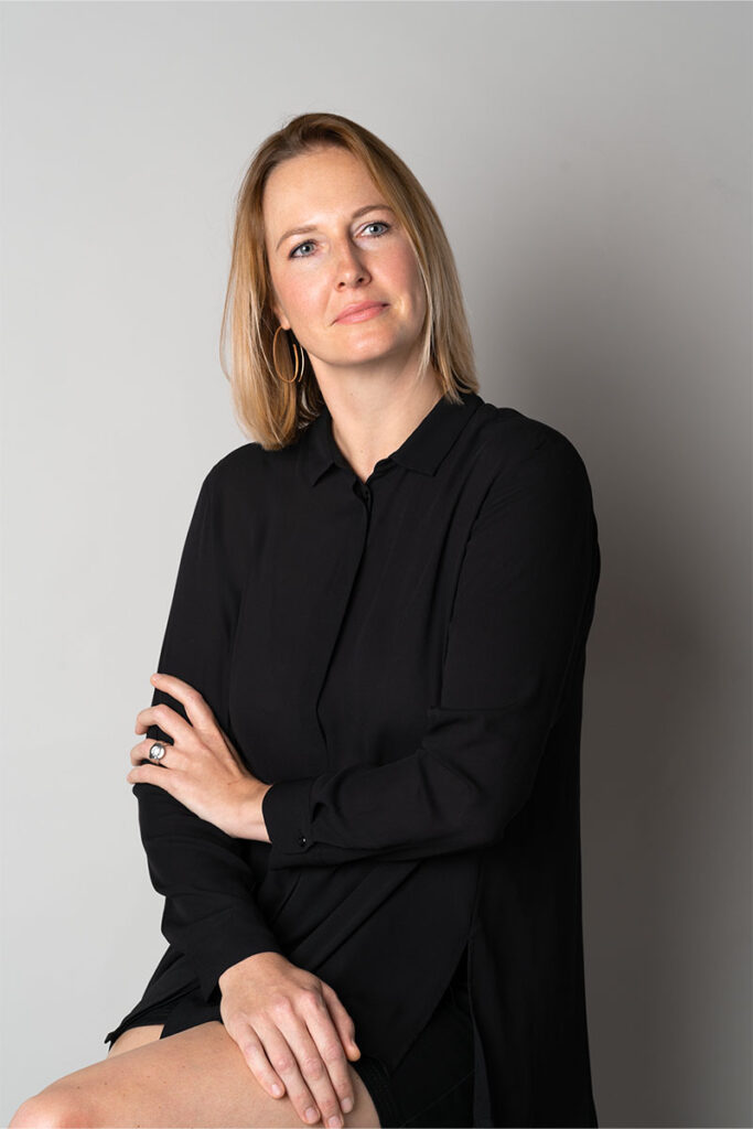 maike-schäfer-brauksiepe-goldschmiedemanufaktur-großer- verlobungring-schmale-creolen-aus-rotgold
