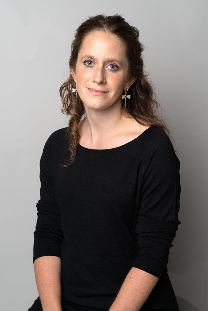mara-wiemeler-brauksiepe-goldschmiedemanufaktur_extravagante-ohrringe-rotgold-ohrringe-mit-diamanten-libellen-ohrringe-creolen-mit-einhänger