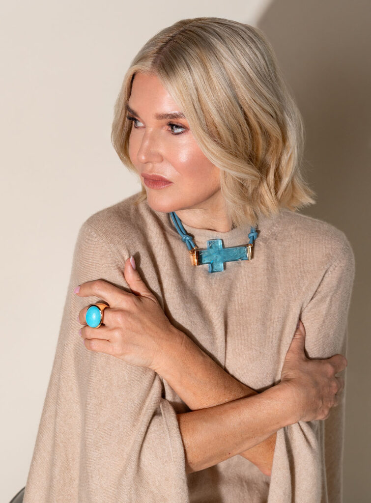 petra-dieners-statement-kette-große-kreuzkette-besonderer-kettenanhänger-rotgold-ring-mit-blauem-stein-blautopas-anhänger-brauksiepe-goldschmiedemanufaktur-juwelieressen-goldschmiede