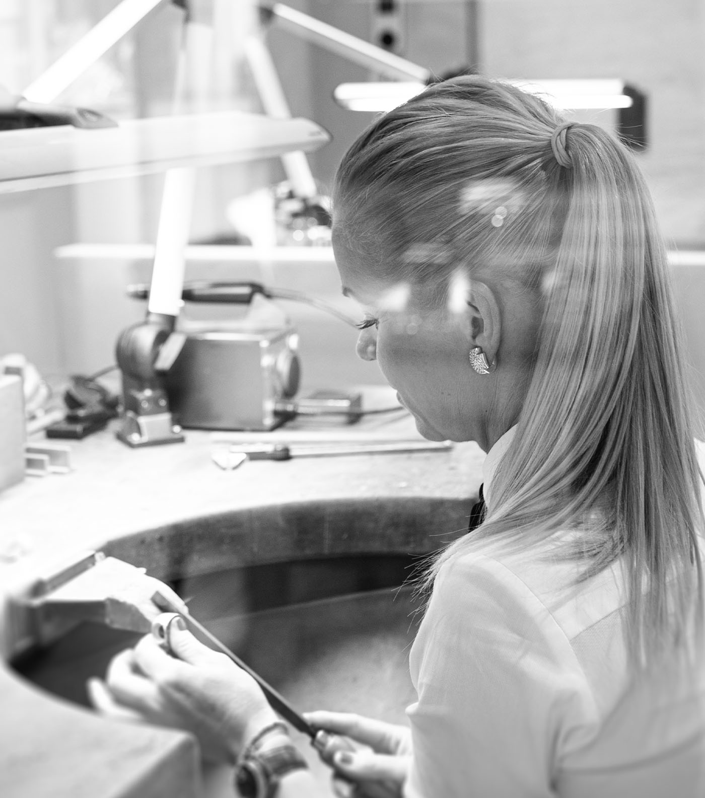 goldschmiedemeisterin-anna-schneider-am-werktisch-brauksiepe-goldschmiede-essen-juwelier-mit-werkstatt-essen-meisterwerkstatt