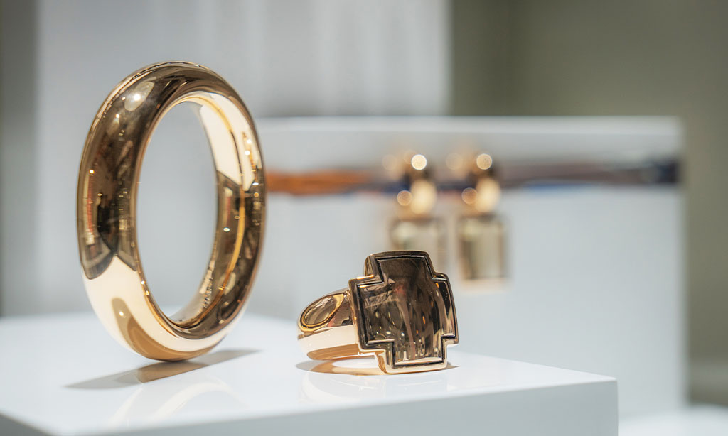 dicker-Armreif-aus-rotgold-mit-passendem-ring_aufälliger-schmuck-plusring-statement-ring-brauksiepe-goldschmiedemanufaktur-juwelier-essen-unikatsschmuck_goldschmiede-essen